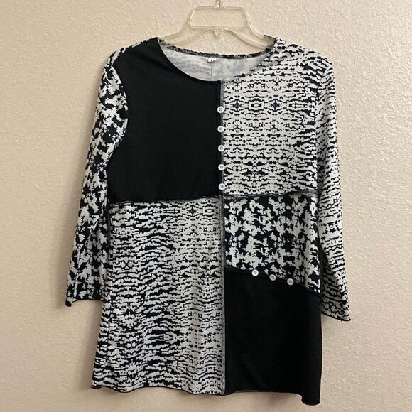 š¤āColor blockĀ black and white top. ThisāisāaāmediumāsizeāMātop. - Picture 2 of 5